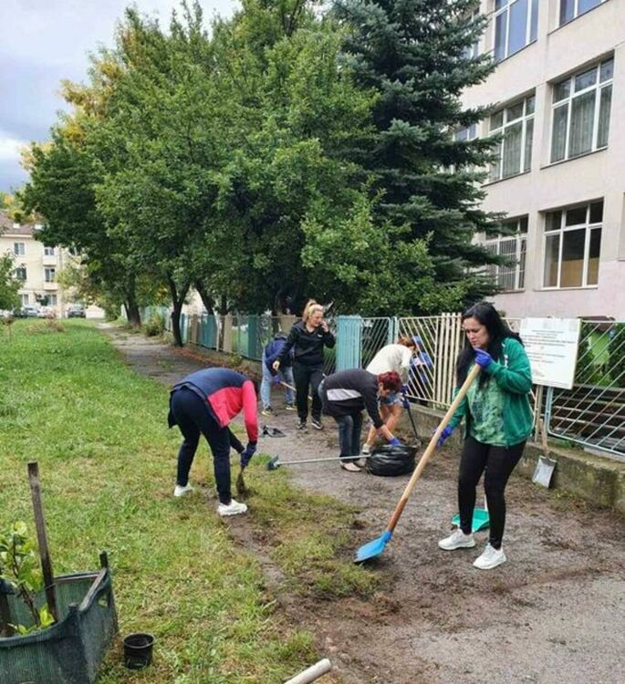 Ученици и учители от X ОУ „Алеко Константинов“, ГПЧЕ „Симеон Радев“ и ПГТЕ „Христо Ботев“ също взеха участие в кампанията „Да изчистим България заедно“