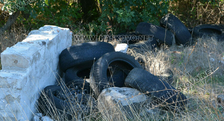 Ново сметище от купища стари гуми край Хасково
