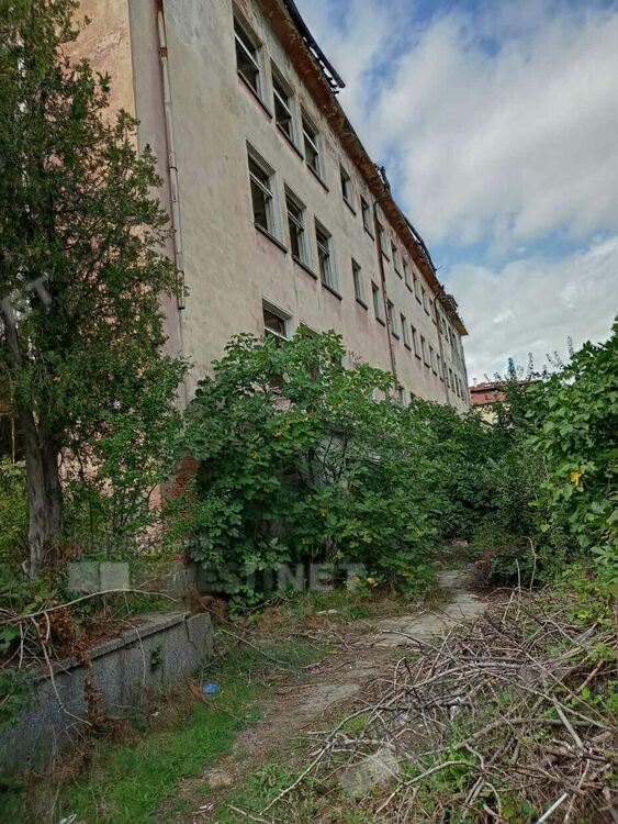 Деца се катерят на пропадналия покрив на училище”Н.Й.Вапцаров” за селфи,  хора от „Веселчане” искат възстановяването му