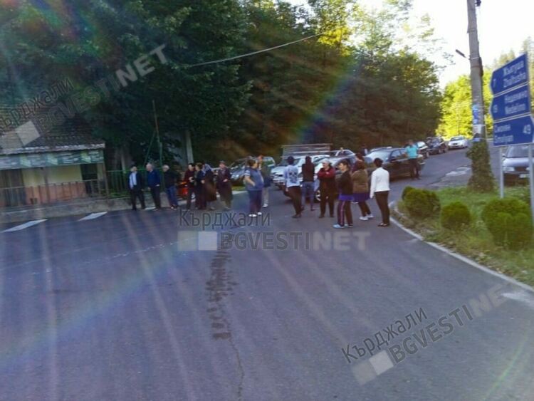 Жители от района на Бял извор блокираха пътя Кърджали-Смолян, искат си демонтирания банкомат/снимки/