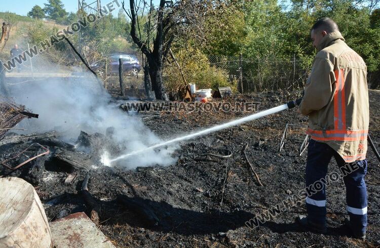 Пожар изпепели дворовете на две вили край Хасково, спасиха животни
