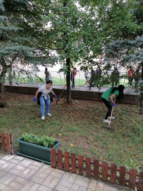 Ученици и учители от X ОУ „Алеко Константинов“, ГПЧЕ „Симеон Радев“ и ПГТЕ „Христо Ботев“ също взеха участие в кампанията „Да изчистим България заедно“