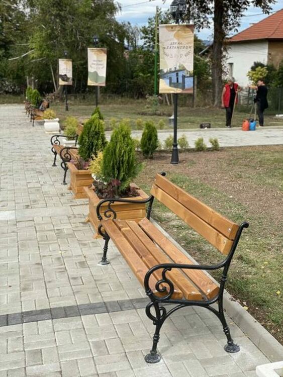 Напълно е обновен централния площад в гр. Батановци