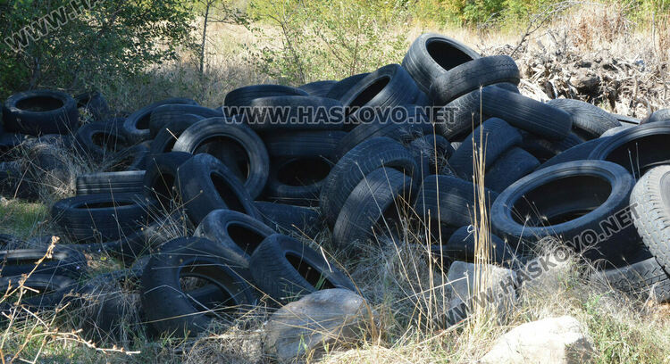 Ново сметище от купища стари гуми край Хасково