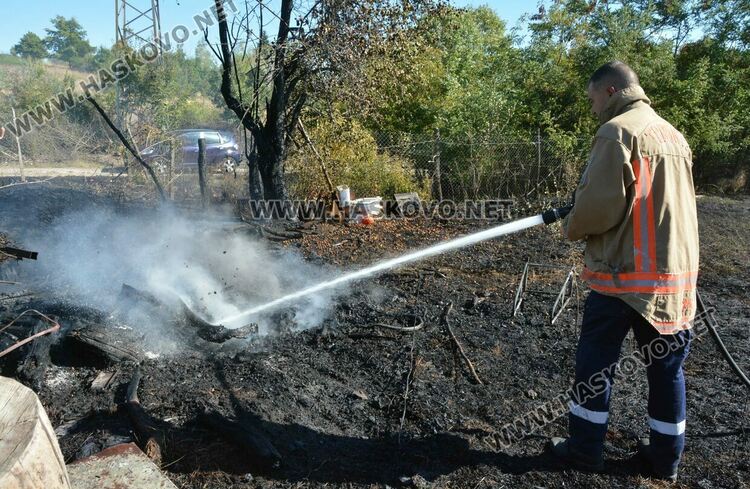 Пожар изпепели дворовете на две вили край Хасково, спасиха животни