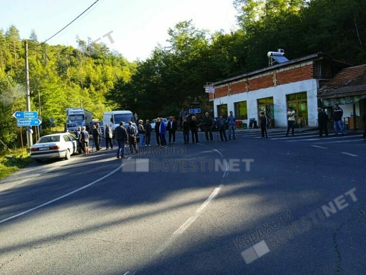 Жители от района на Бял извор блокираха пътя Кърджали-Смолян, искат си демонтирания банкомат/снимки/
