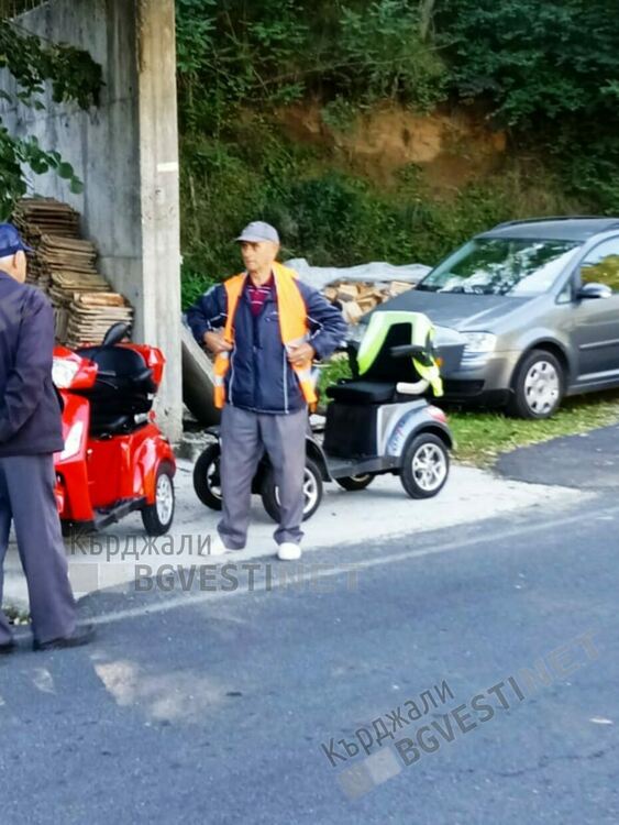 Жители от района на Бял извор блокираха пътя Кърджали-Смолян, искат си демонтирания банкомат/снимки/