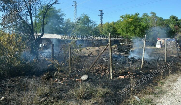 Пожар изпепели дворовете на две вили край Хасково, спасиха животни