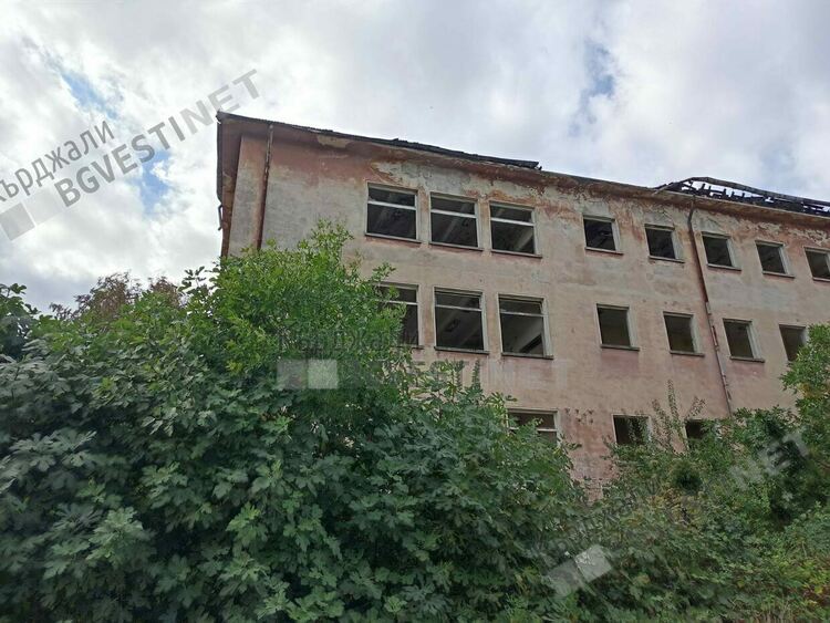 Деца се катерят на пропадналия покрив на училище”Н.Й.Вапцаров” за селфи,  хора от „Веселчане” искат възстановяването му