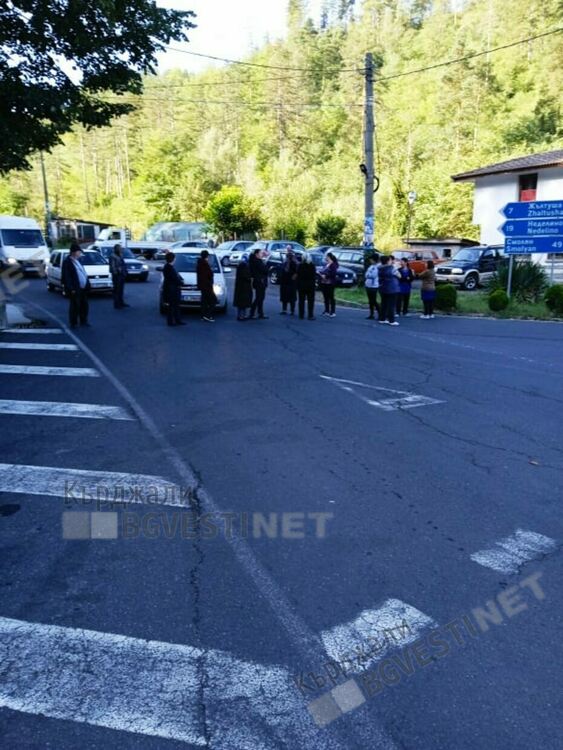 Жители от района на Бял извор блокираха пътя Кърджали-Смолян, искат си демонтирания банкомат/снимки/