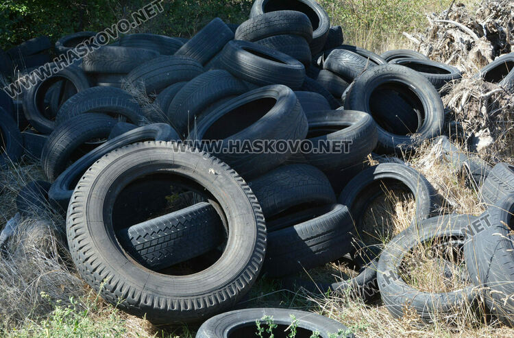 Ново сметище от купища стари гуми край Хасково