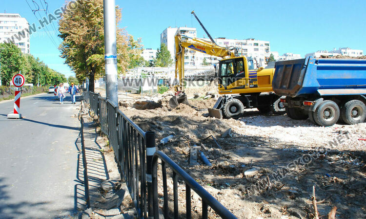 Затвориха едната лента на „Раковски“ заради разкопаване за вход към Ритейл парка