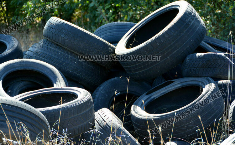 Ново сметище от купища стари гуми край Хасково