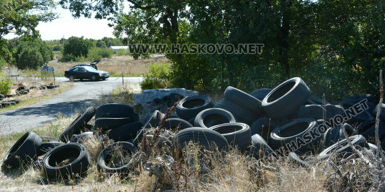 Ново сметище от купища стари гуми край Хасково