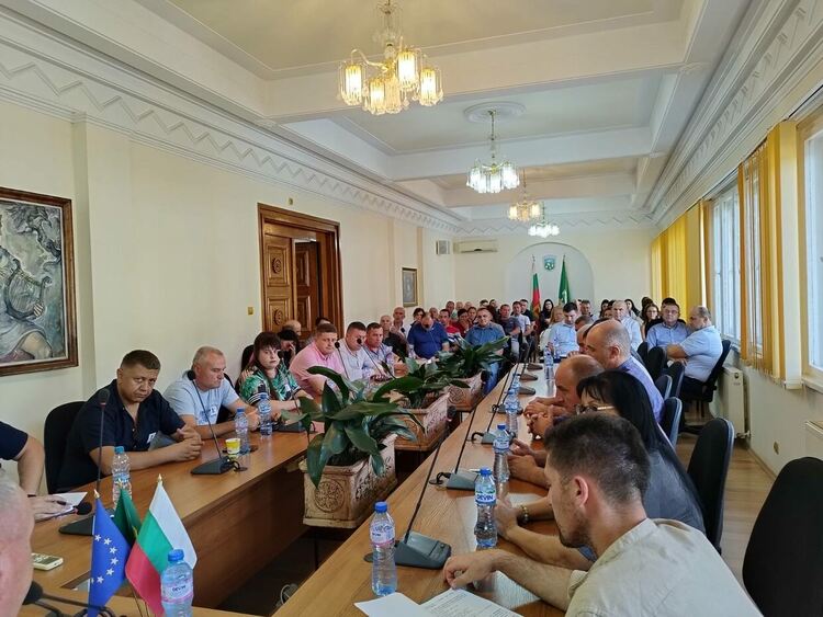 Хайри Садъков и представители на местната власт от ДПС обсъдиха план за преодоляване на кризата в региона