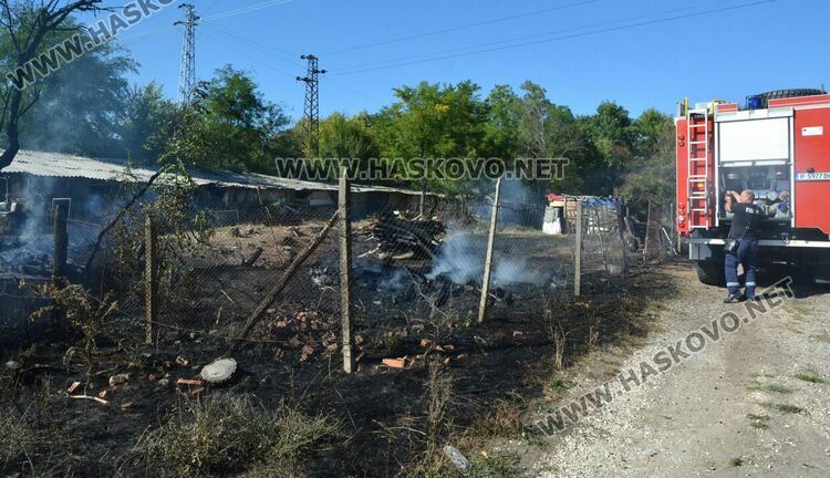 Пожар изпепели дворовете на две вили край Хасково, спасиха животни
