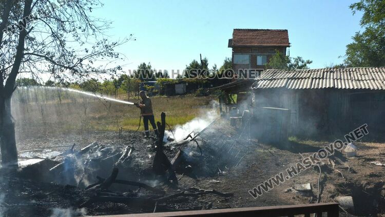 Пожар изпепели дворовете на две вили край Хасково, спасиха животни