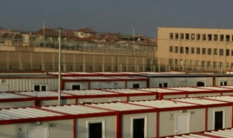 В лагера в Любимец настаняват допълнително бежанци във фургони