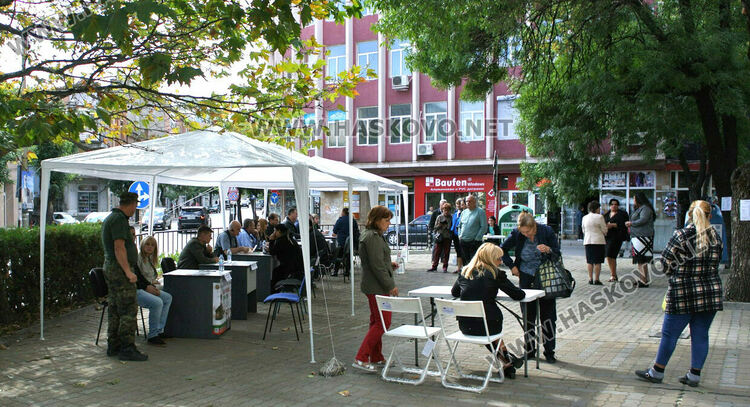 Работодатели и търсещи работа се срещнаха лице в лице