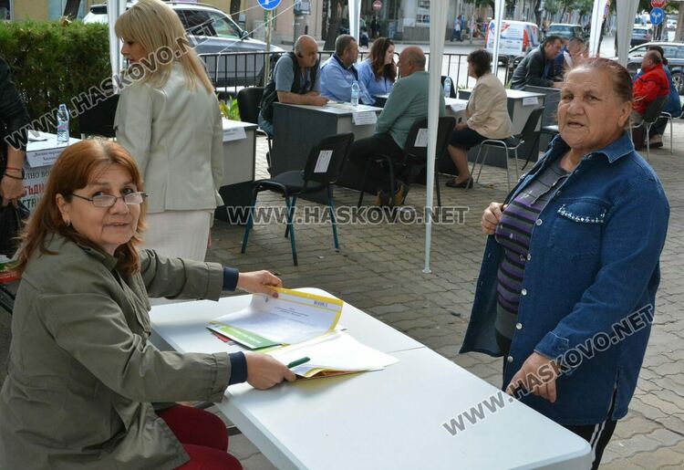 Работодатели и търсещи работа се срещнаха лице в лице