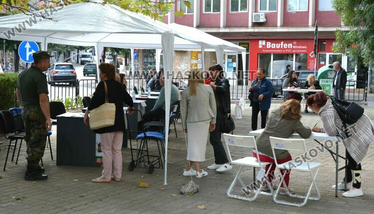 Работодатели и търсещи работа се срещнаха лице в лице