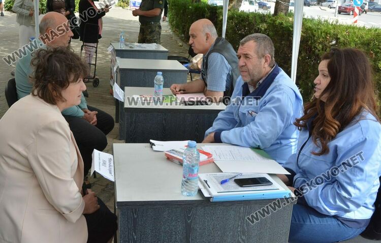 Работодатели и търсещи работа се срещнаха лице в лице