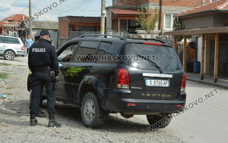 Полицаи завардиха „Република“, проверяват и за купуване на гласове