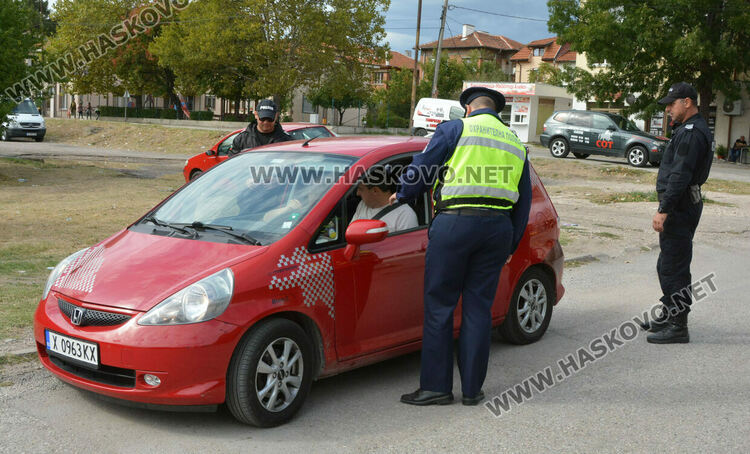 Полицаи завардиха „Република“, проверяват и за купуване на гласове