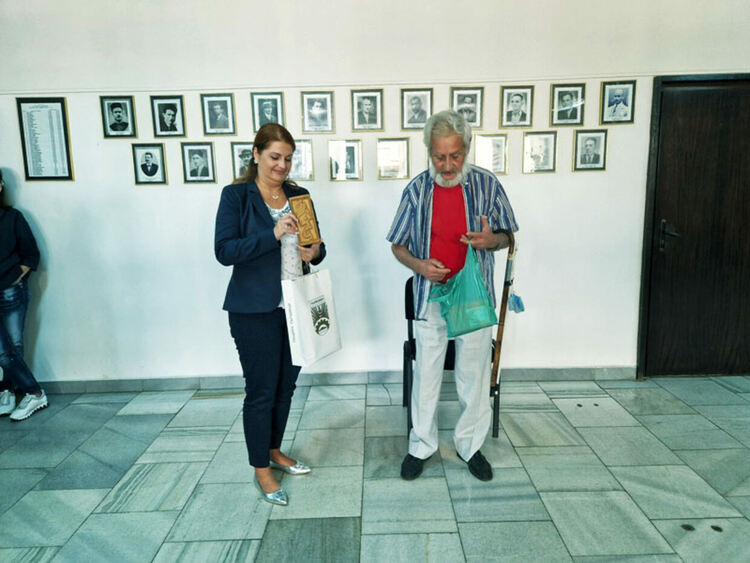 Атанас Забуртов подреди произведенията си в Коридора на властта"