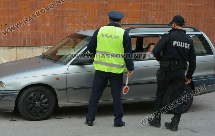 Полицаи завардиха „Република“, проверяват и за купуване на гласове