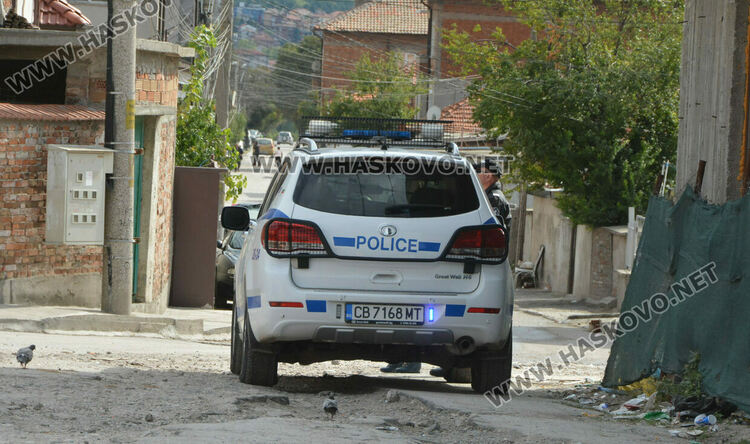 Полицаи завардиха „Република“, проверяват и за купуване на гласове