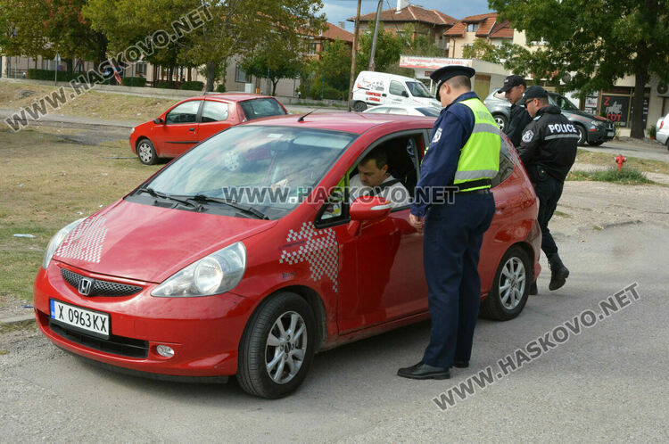 Полицаи завардиха „Република“, проверяват и за купуване на гласове