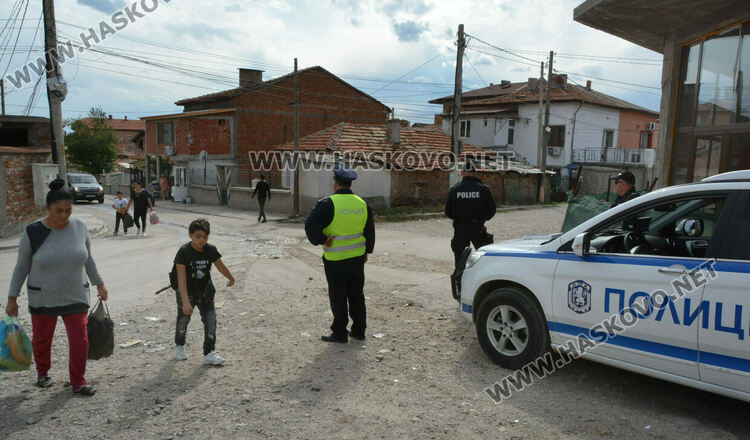 Полицаи завардиха „Република“, проверяват и за купуване на гласове