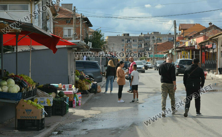 Полицаи завардиха „Република“, проверяват и за купуване на гласове
