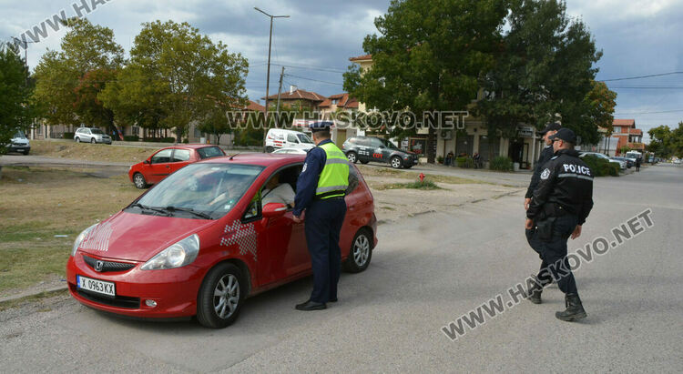 Полицаи завардиха „Република“, проверяват и за купуване на гласове