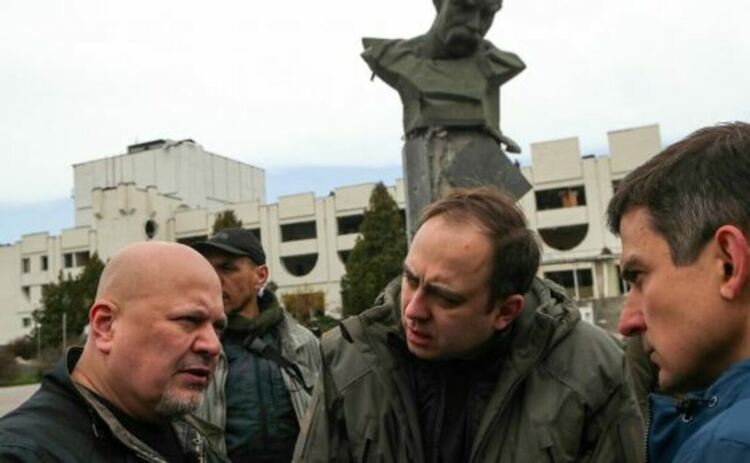 Главният прокурор на Международния наказателен съд към ООН Карим Хан (вляво) в Бородянка до Киев