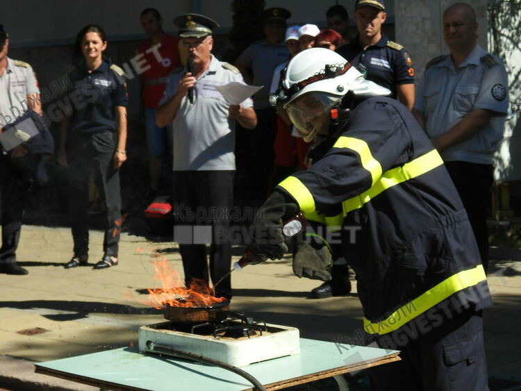 Пожарникари предотвратиха взрив на газова бутилка