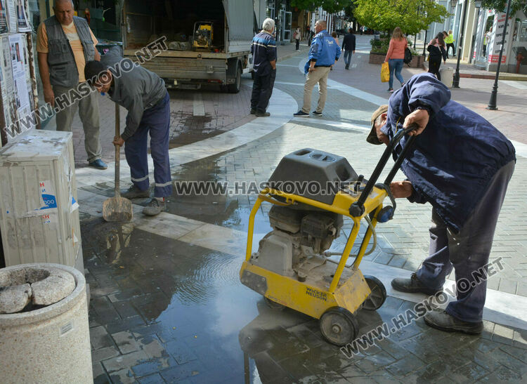 Питейна вода бликна в центъра на Хасково, ВиК отстранява авария