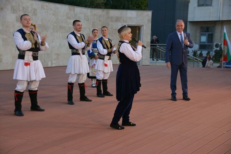 Асеновград отбеляза Деня на независимостта с концерт на Николина Чакърдъкова 