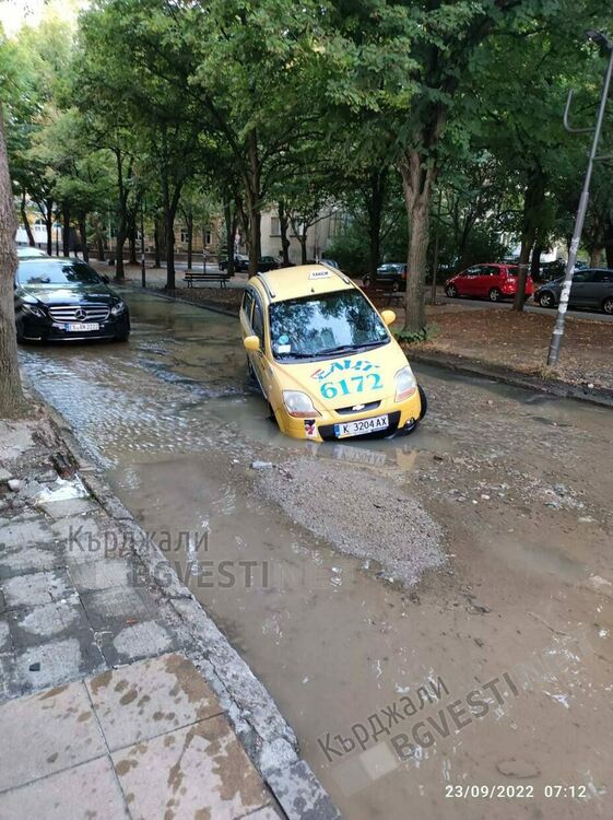 Такси пропадна тази сутрин в дупка от спукана тръба на ул.&rdquo;Металург&rdquo;