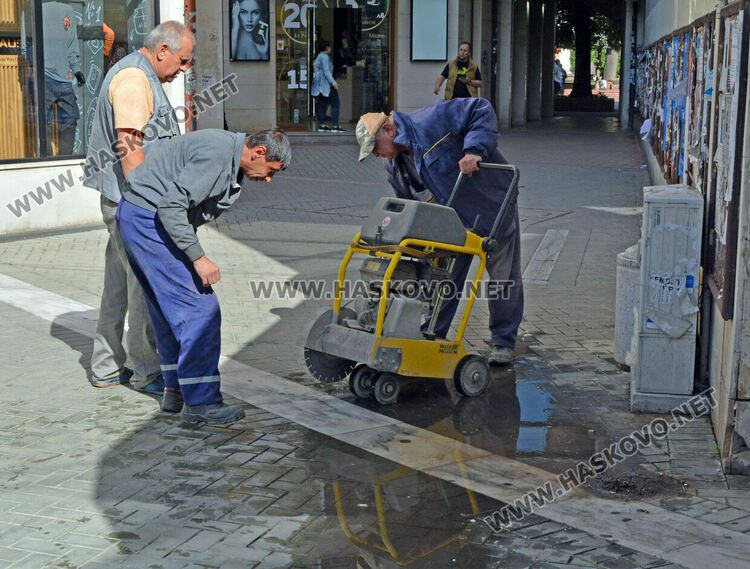 Питейна вода бликна в центъра на Хасково, ВиК отстранява авария