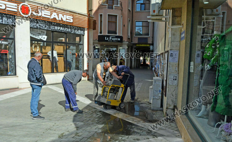 Питейна вода бликна в центъра на Хасково, ВиК отстранява авария