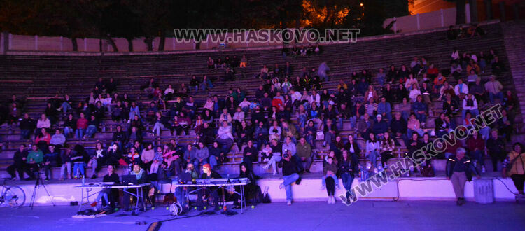  „Сцената – Копнежа на мечтата“ събра театрални и музикални фенове заедно