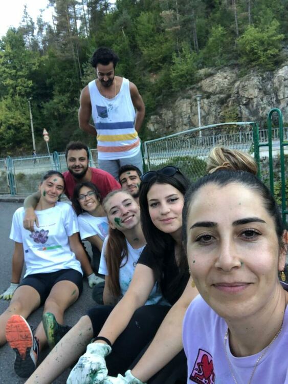 След като бяха  "внуци по наем", доброволците в Мадан чистят улици и гробищни паркове