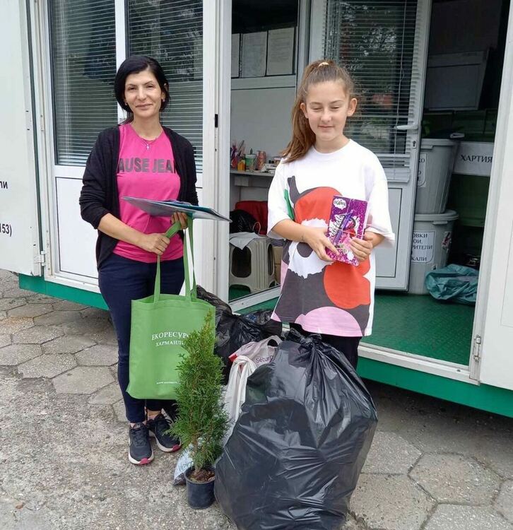 Добороволци събраха и предадоха 2 т. хартия и пластмаса за рециклиране