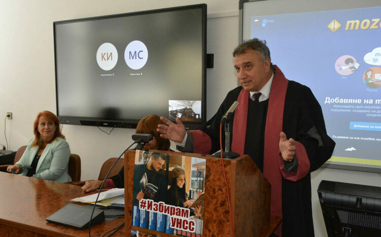 С интерактивна класна стая и прием, изпълнен на 100 процента, Центърът на УНСС в Хасково откри академичната година