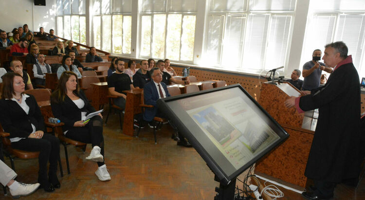 С интерактивна класна стая и прием, изпълнен на 100 процента, Центърът на УНСС в Хасково откри академичната година