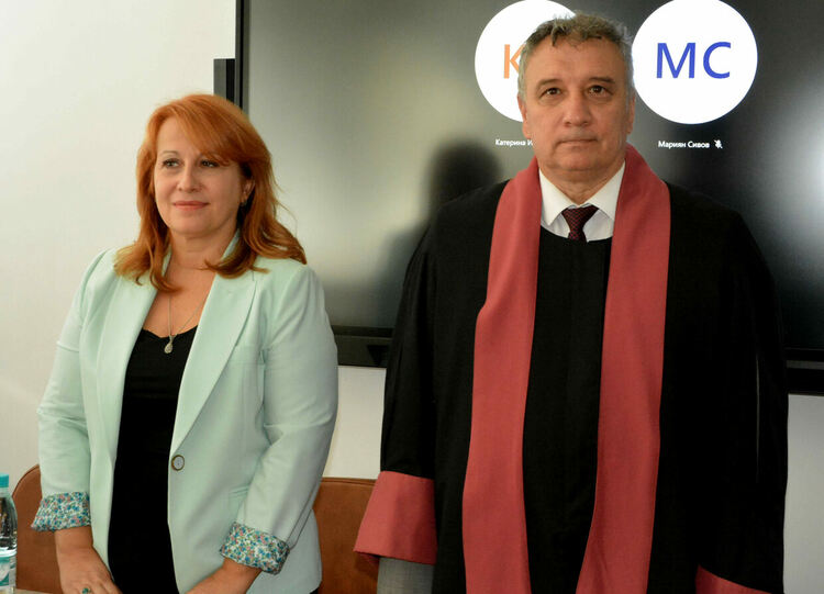 С интерактивна класна стая и прием, изпълнен на 100 процента, Центърът на УНСС в Хасково откри академичната година