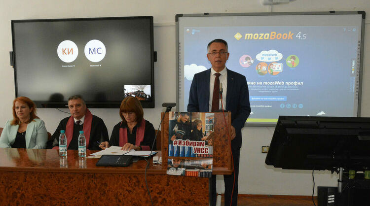 С интерактивна класна стая и прием, изпълнен на 100 процента, Центърът на УНСС в Хасково откри академичната година