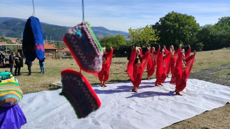 70 самодейци участваха във Фестивала на терлика